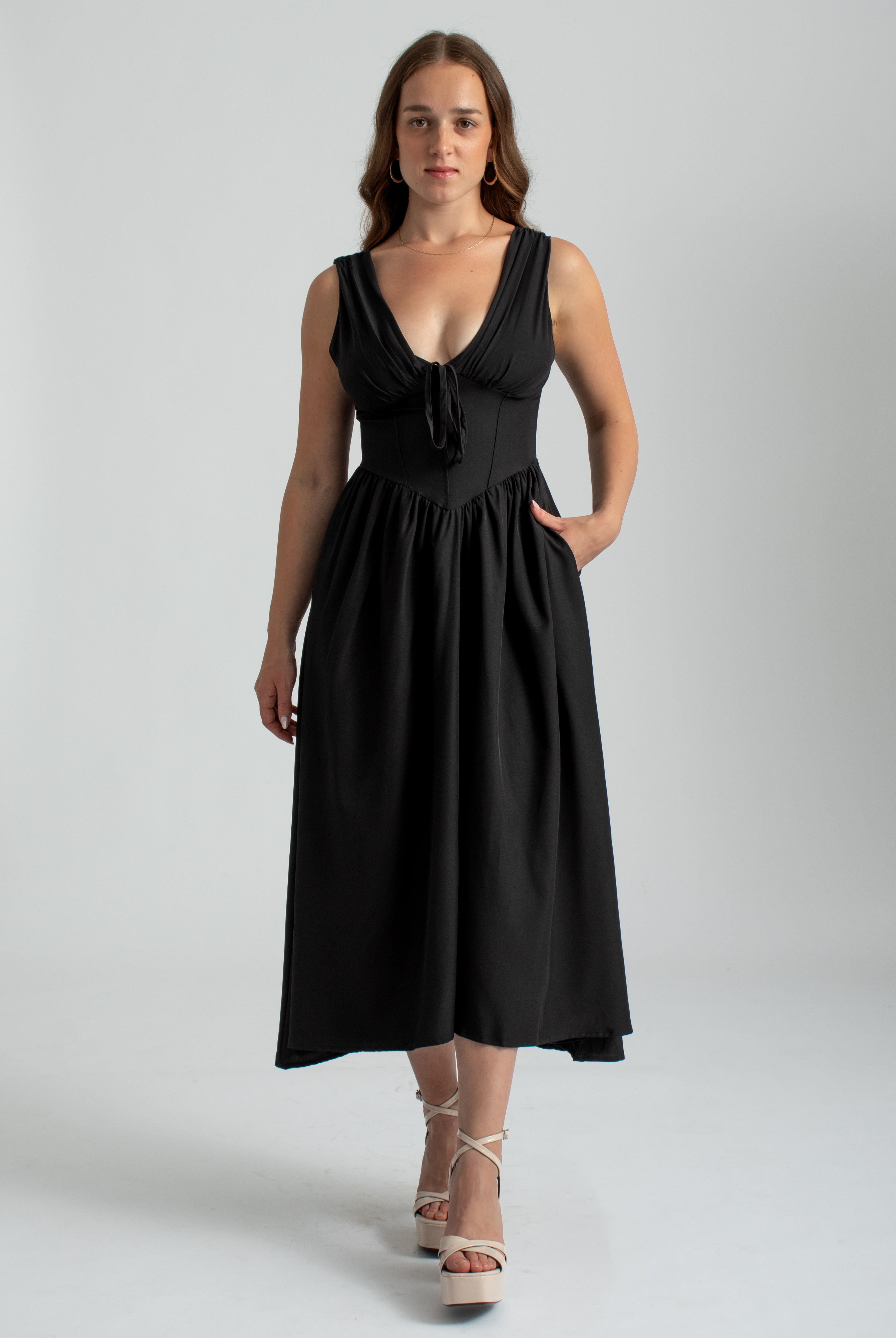 zwarte midi zomer jurk met zakken, lage hals en corset lijfje