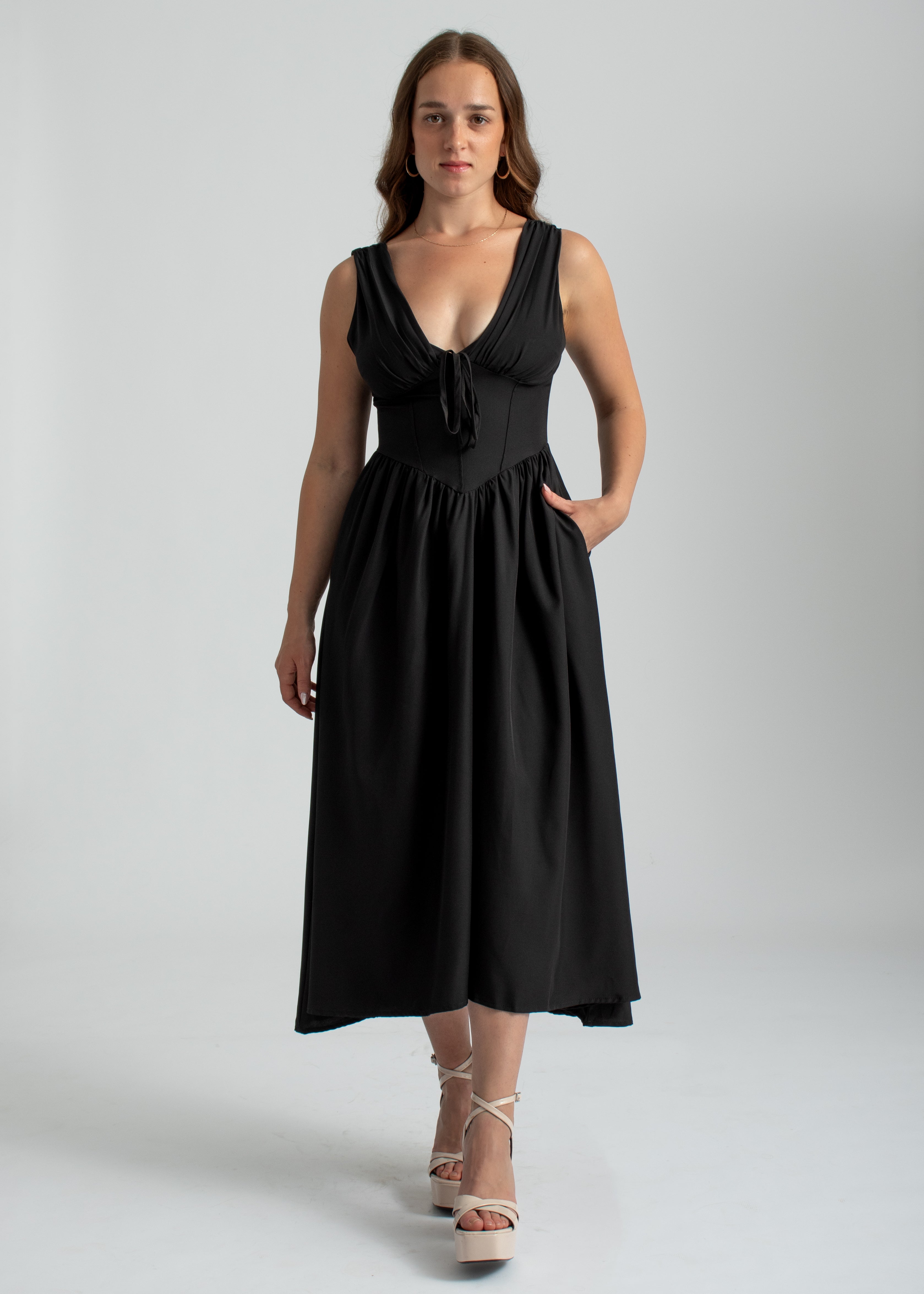 zwarte midi zomer jurk met zakken, lage hals en corset lijfje