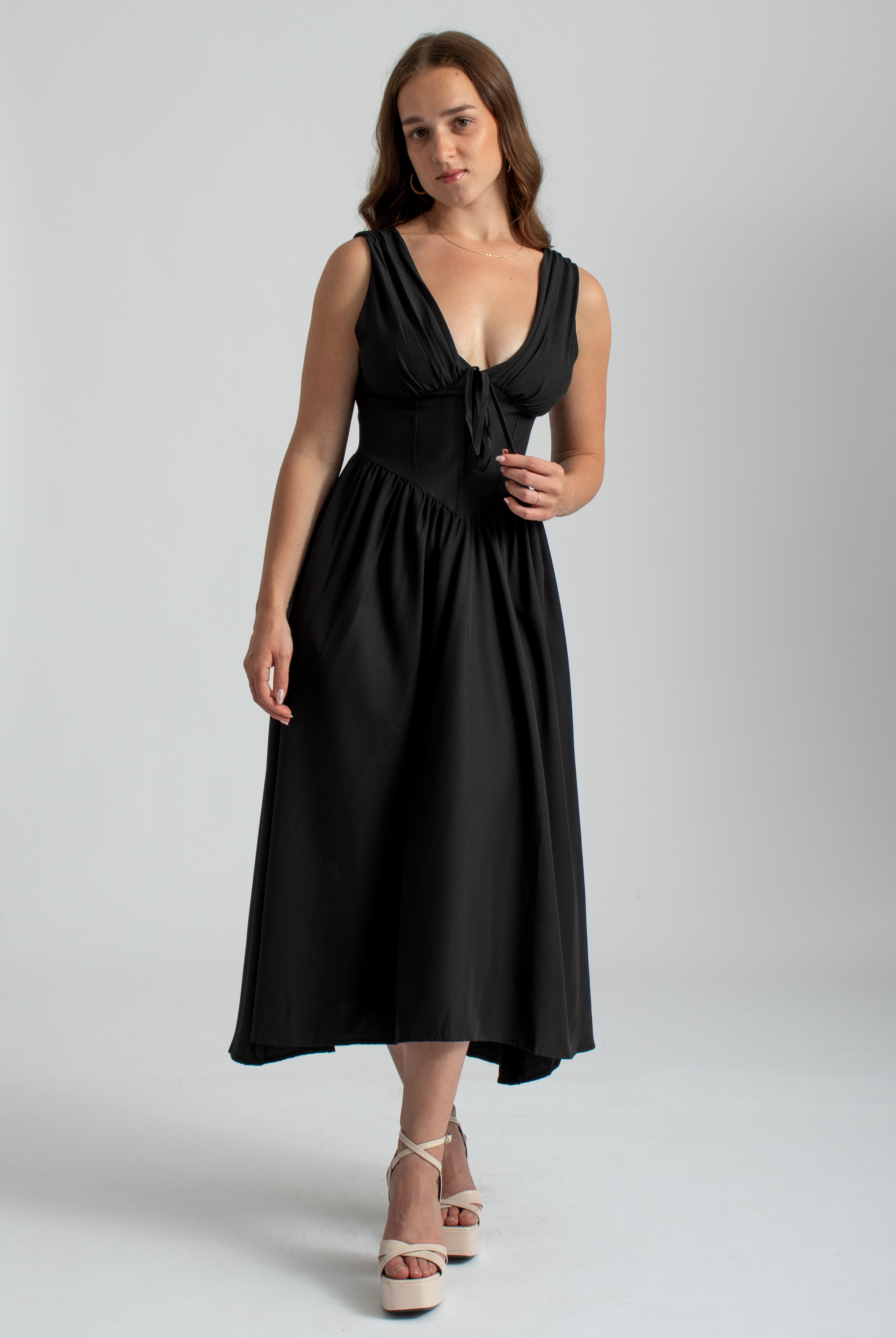 zwarte midi zomer jurk met zakken, lage hals en corset lijfje