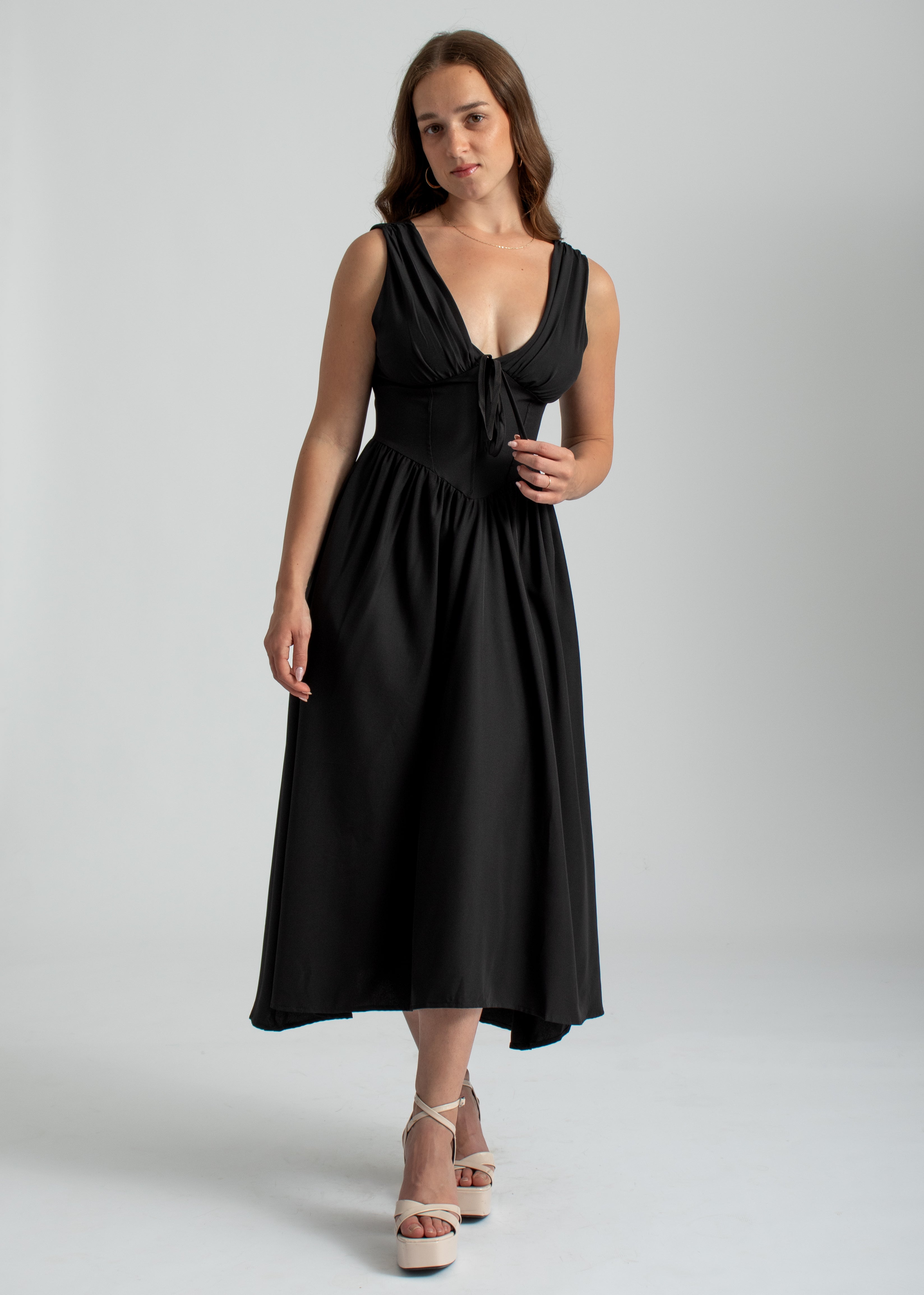 zwarte midi zomer jurk met zakken, lage hals en corset lijfje