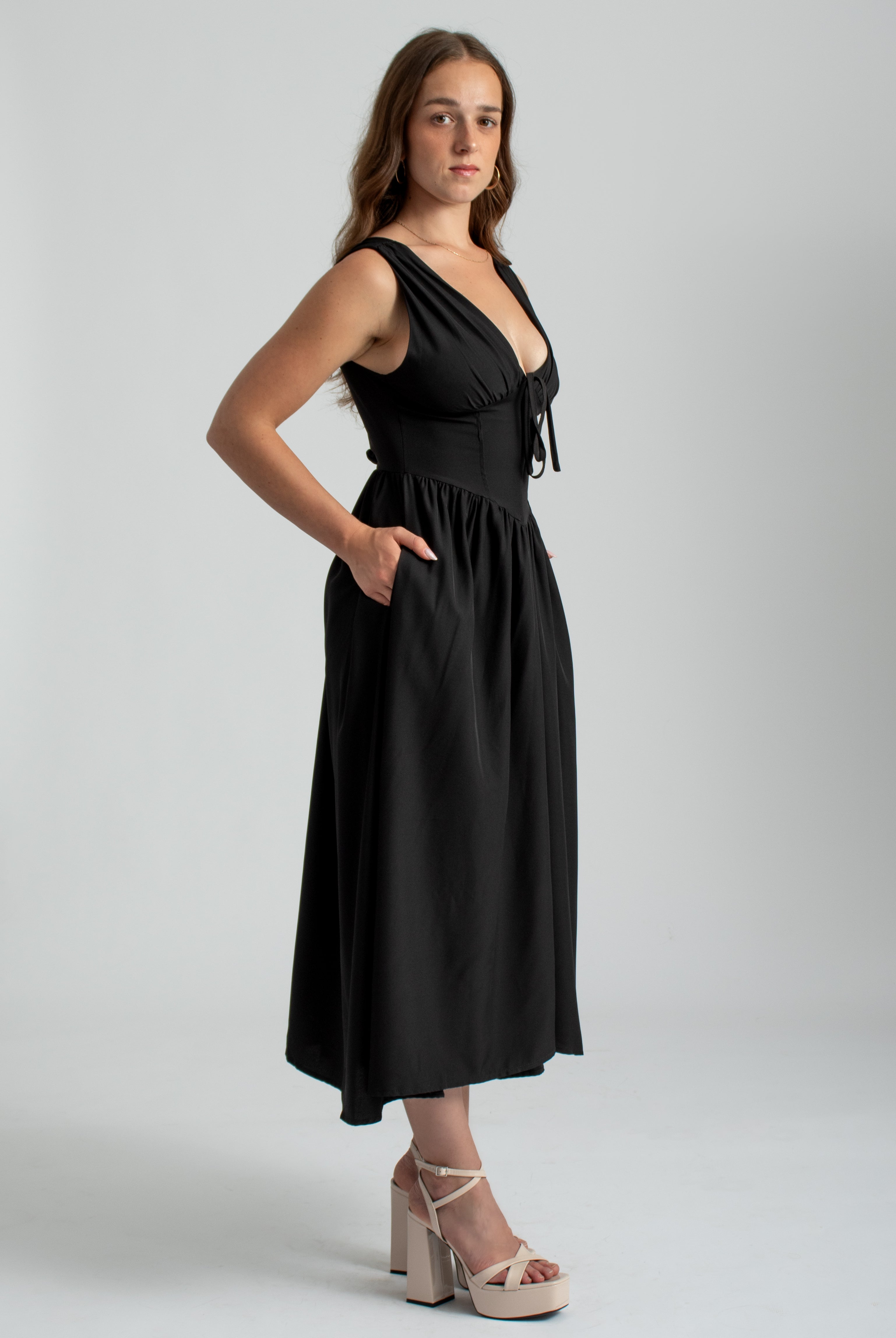 zwarte midi zomer jurk met zakken, lage hals en corset lijfje