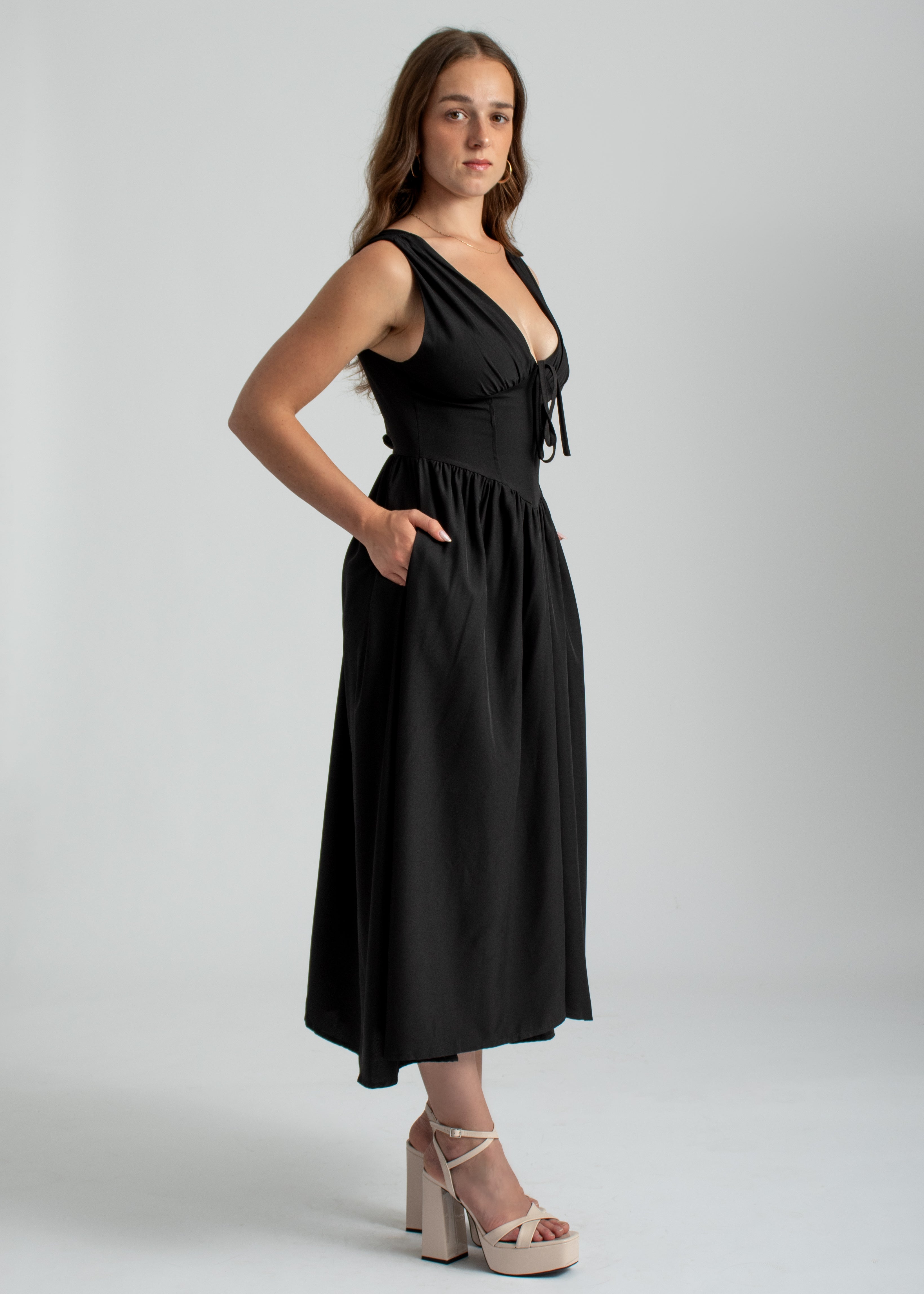 zwarte midi zomer jurk met zakken, lage hals en corset lijfje