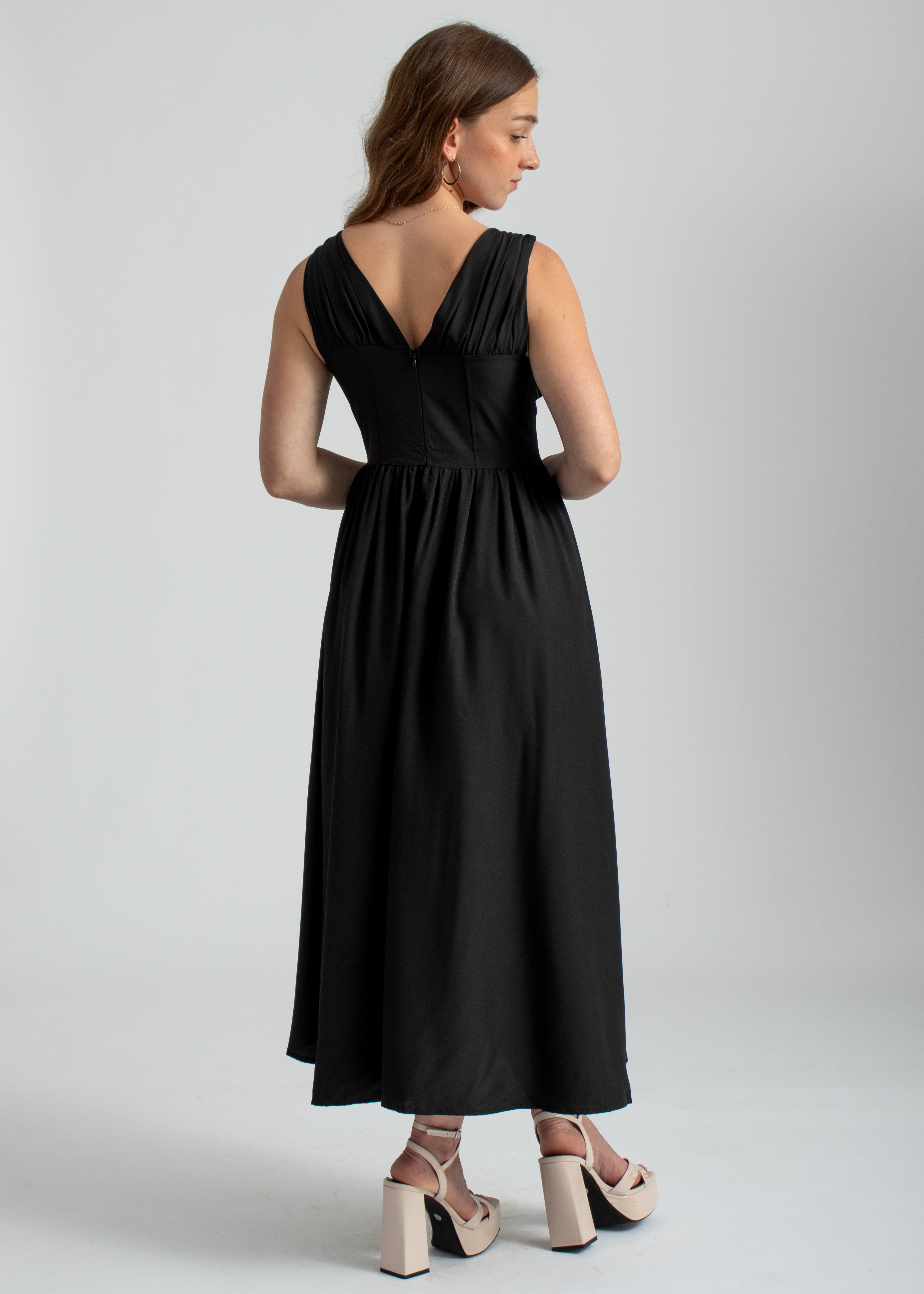 zwarte midi zomer jurk met zakken, lage hals en corset lijfje