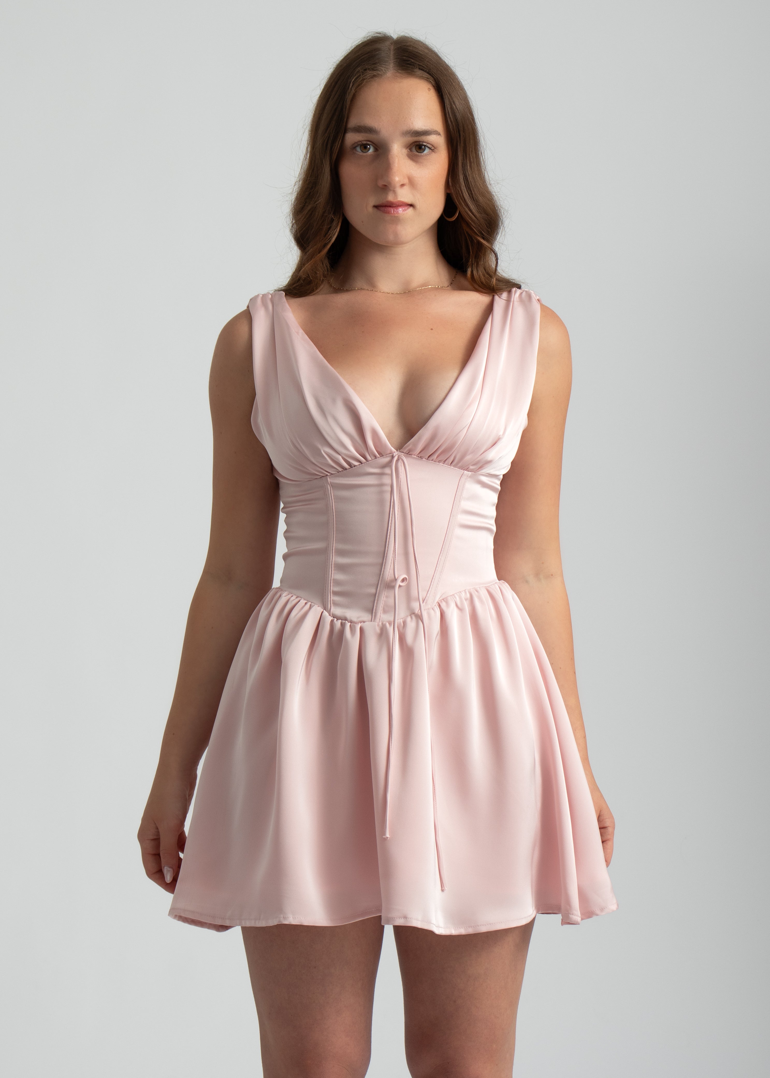 roze satijnen mini jurk met lage hals