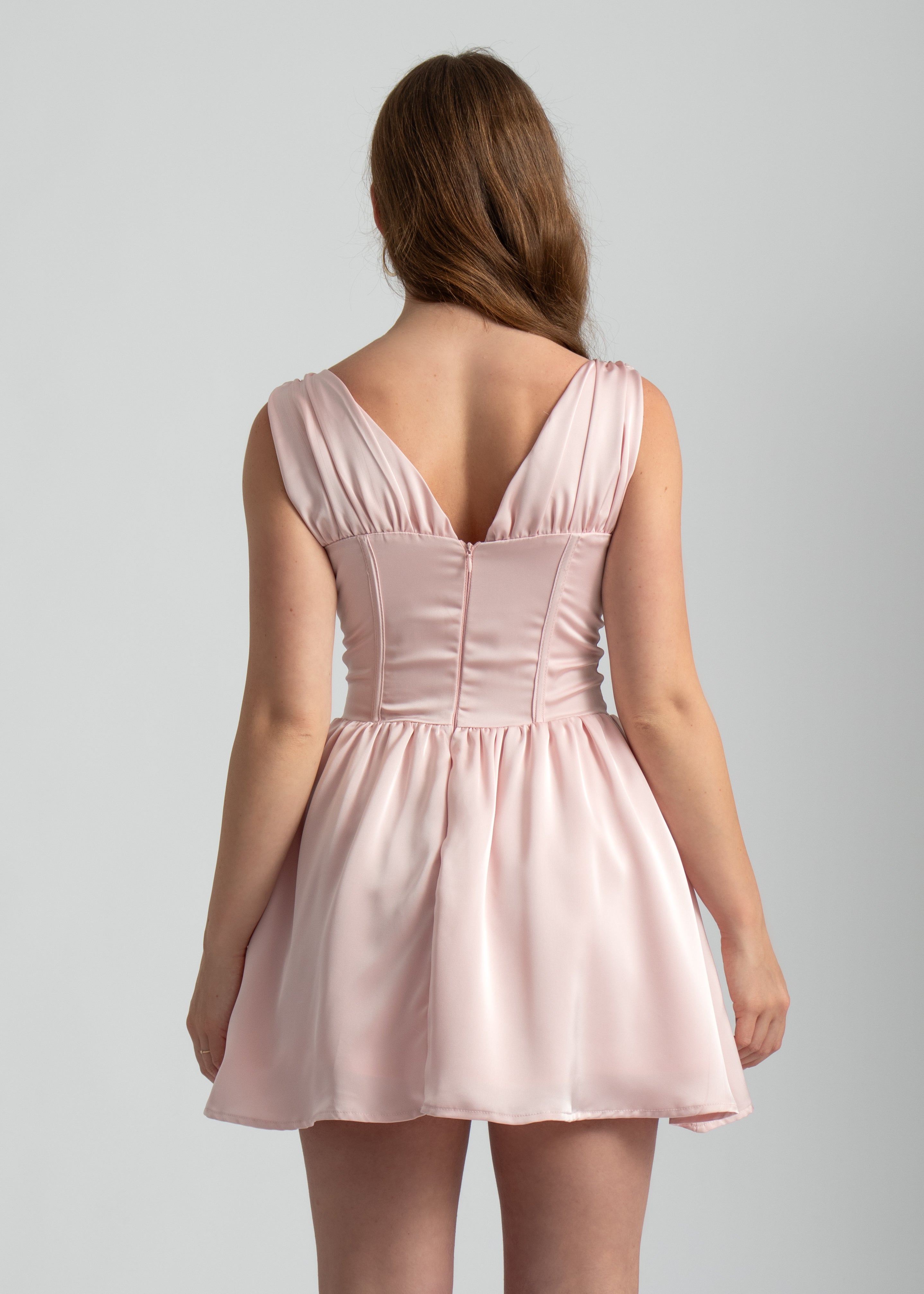 roze satijnen mini jurk met lage hals