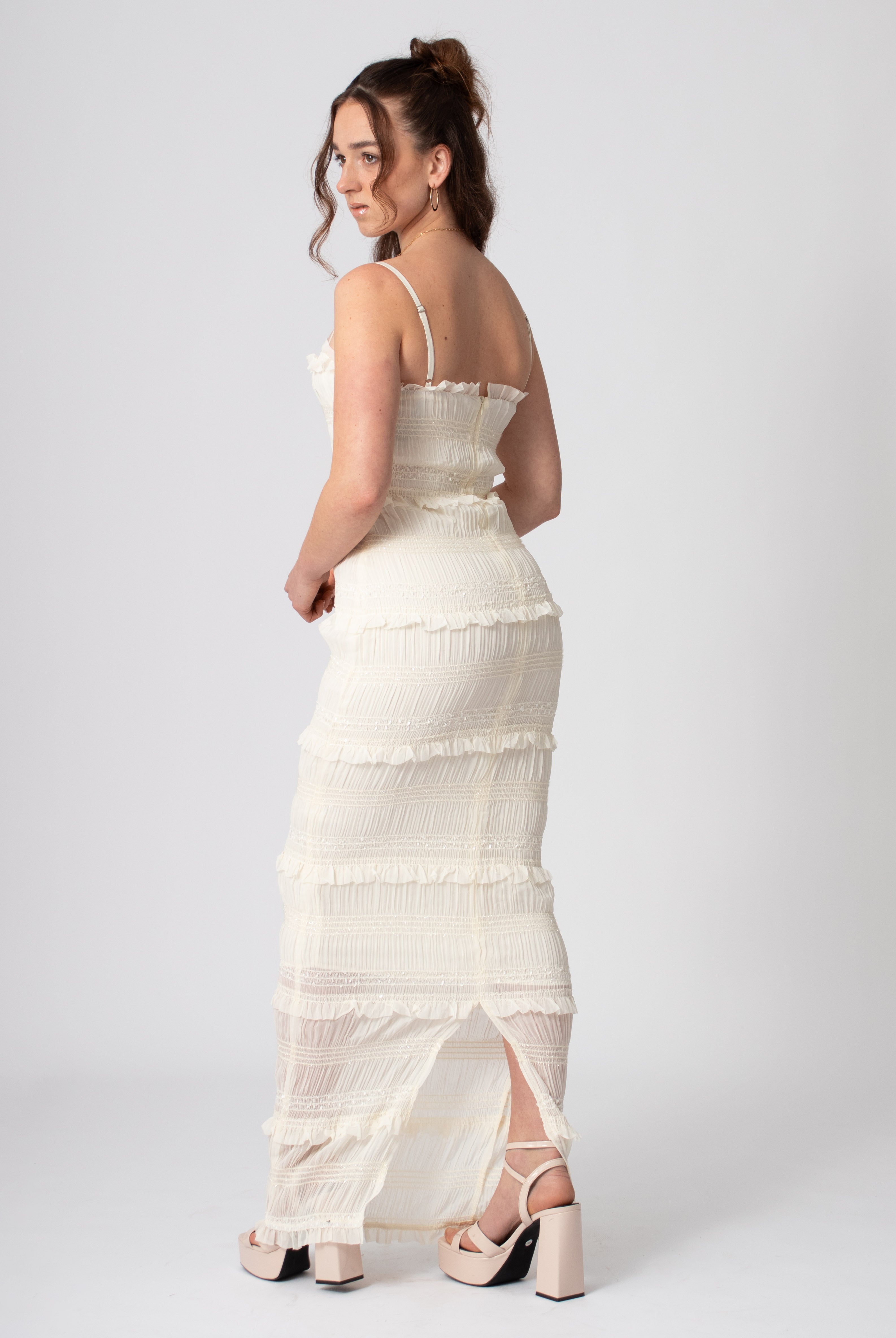 Lange romantische jurk in ivoor van sequin satijn en stretch materiaal met bandjes. Voor bruidsmeisjes en moderne trouwjurk.