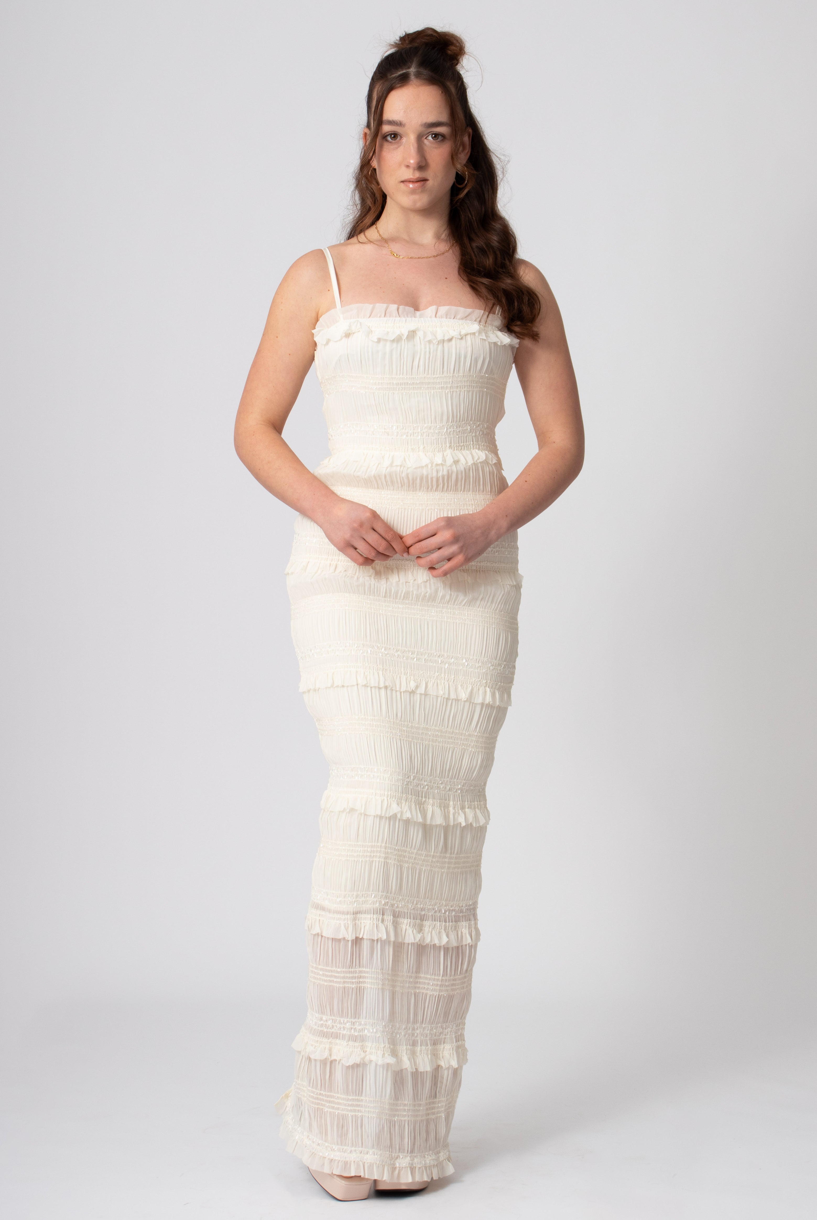 Lange romantische jurk in ivoor van sequin satijn en stretch materiaal met bandjes. Voor bruidsmeisjes en moderne trouwjurk.