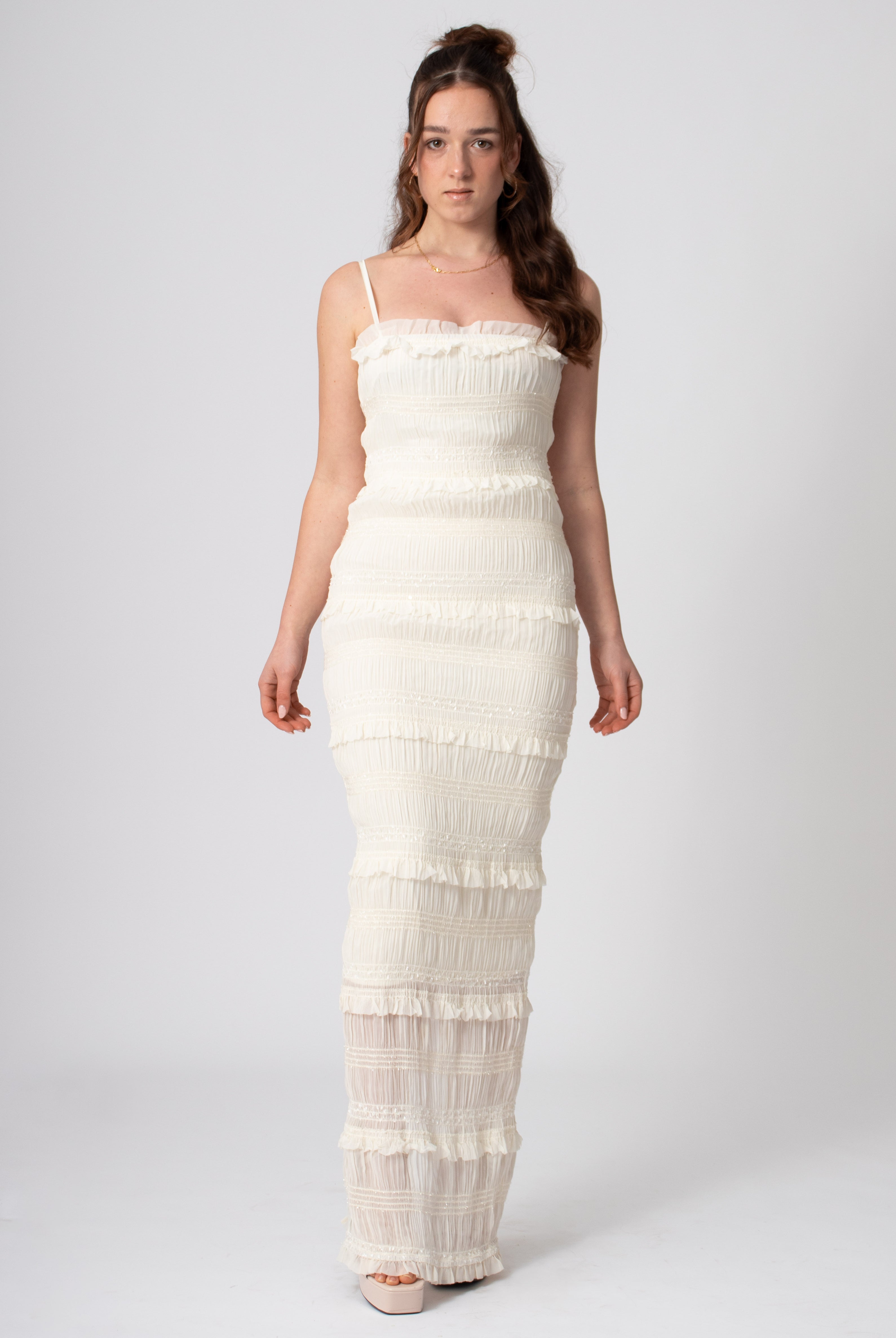 Lange romantische jurk in ivoor van sequin satijn en stretch materiaal met bandjes. Voor bruidsmeisjes en moderne trouwjurk.