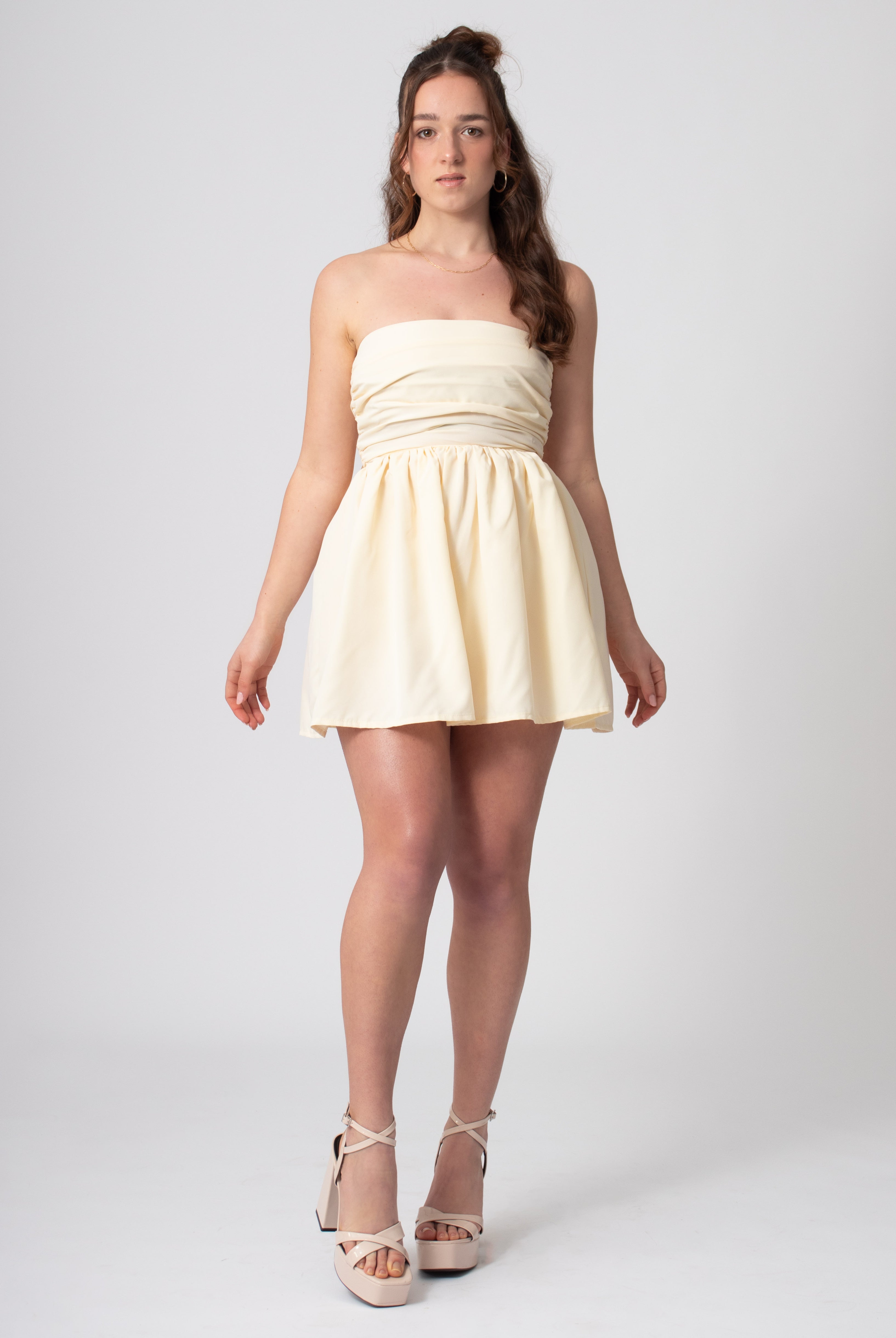 Korte katoenen bandeau off shoulder jurk lemon met volumineuze rok en strik. Romantische coquette stijl.