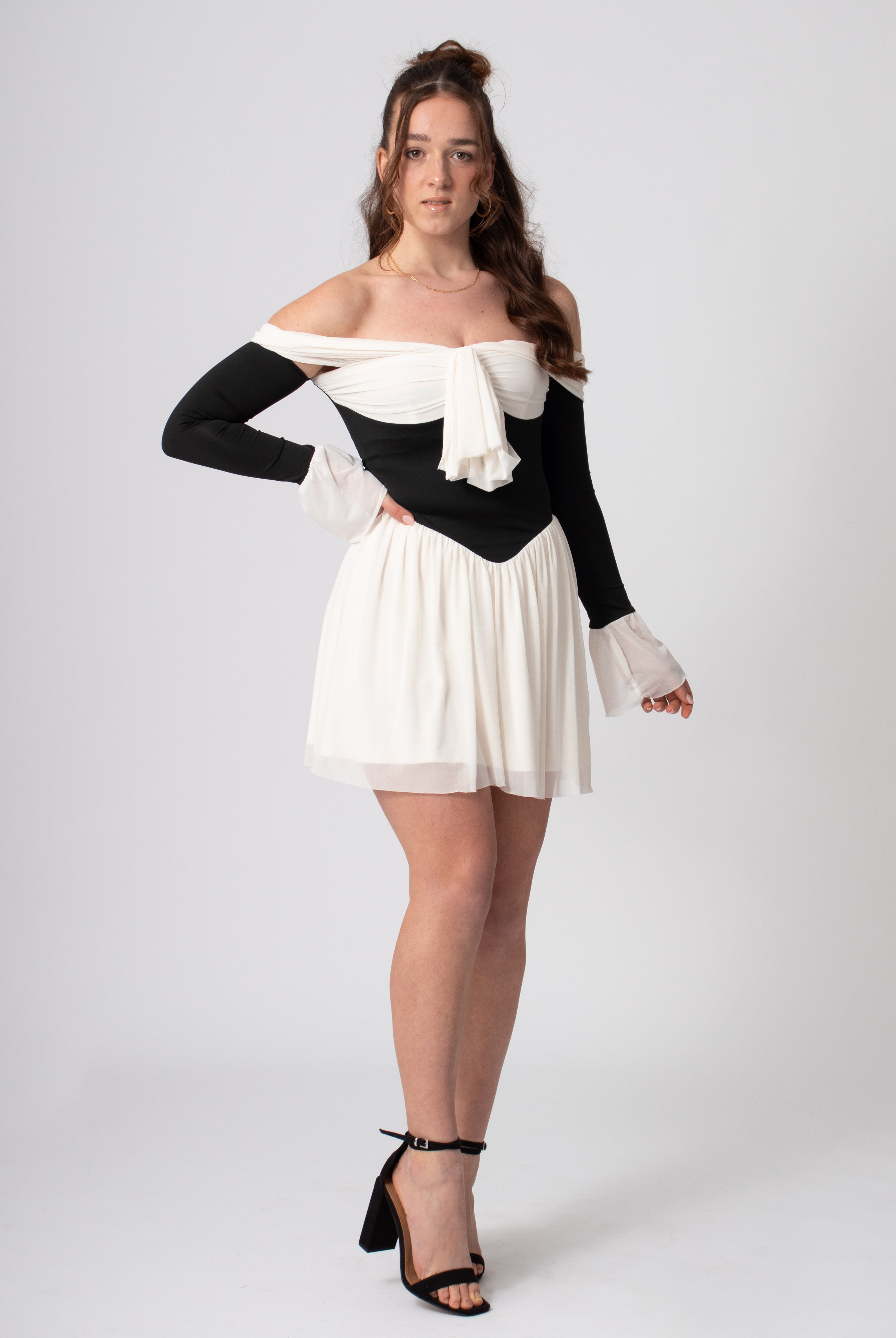 korte off shoulder jurk creme en zwart met lange mouwen, romantische vintage stijl.