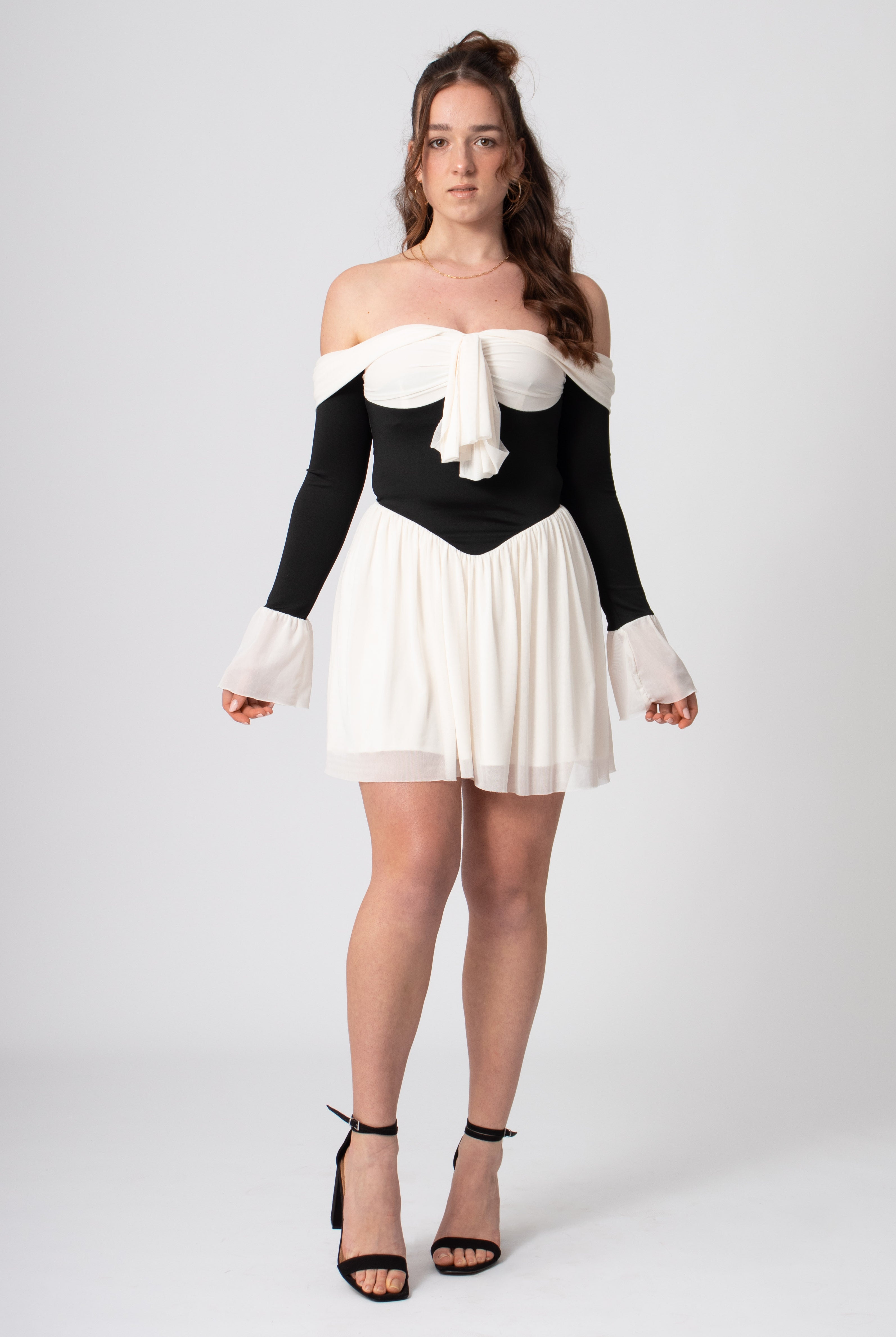 korte off shoulder jurk creme en zwart met lange mouwen, romantische vintage stijl.