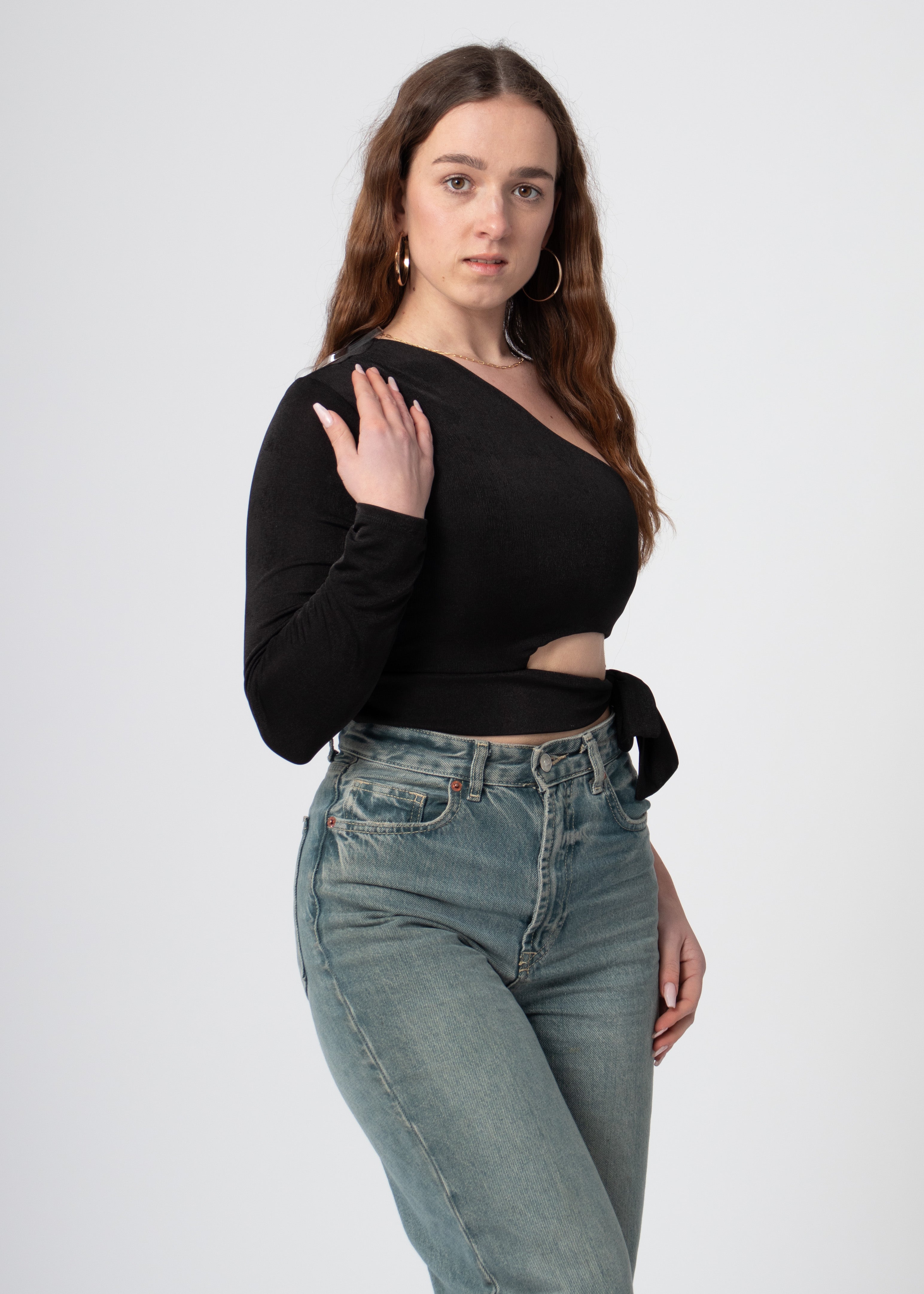zwarte one shoulder top uitgesneden