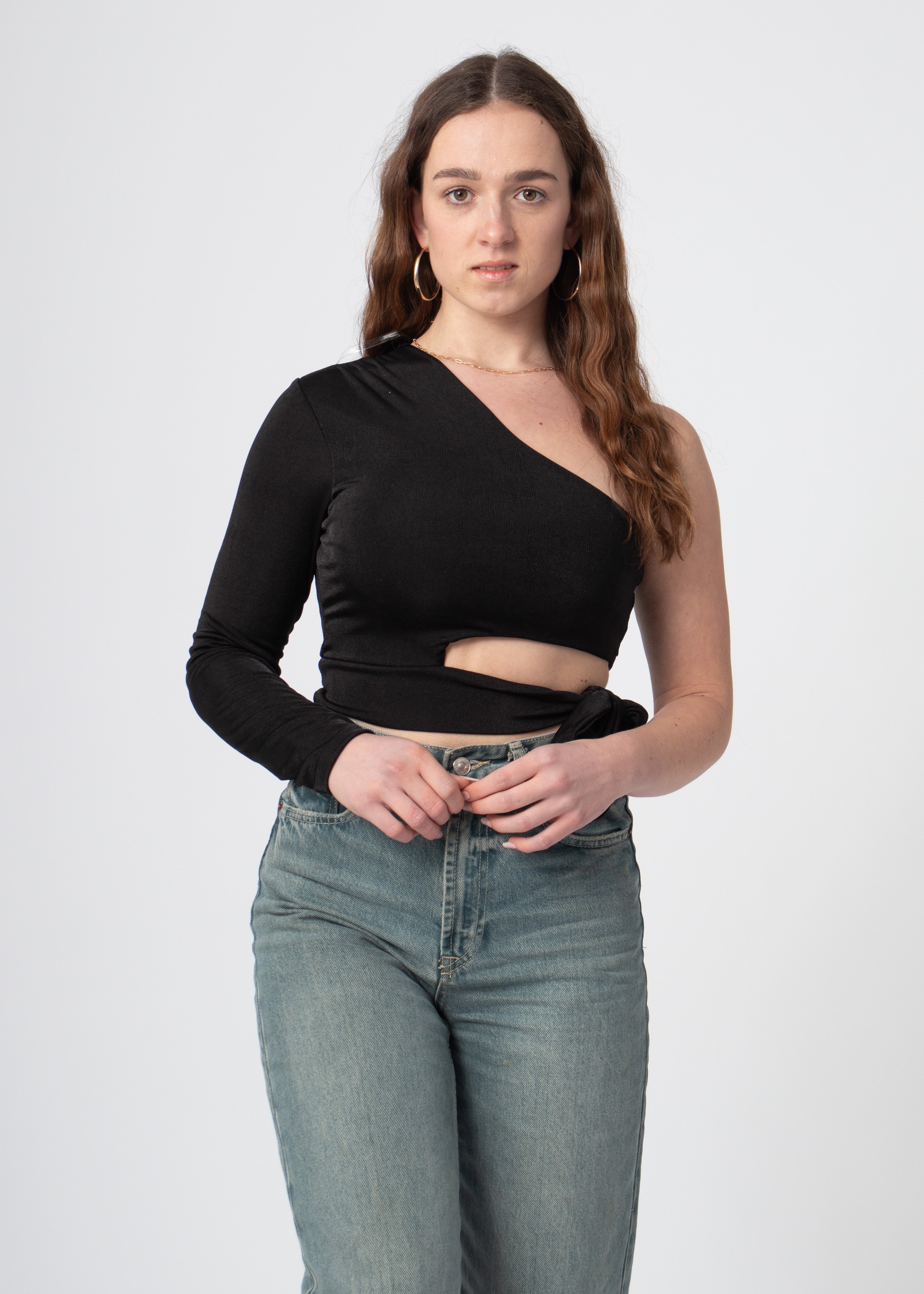 zwarte one shoulder top uitgesneden
