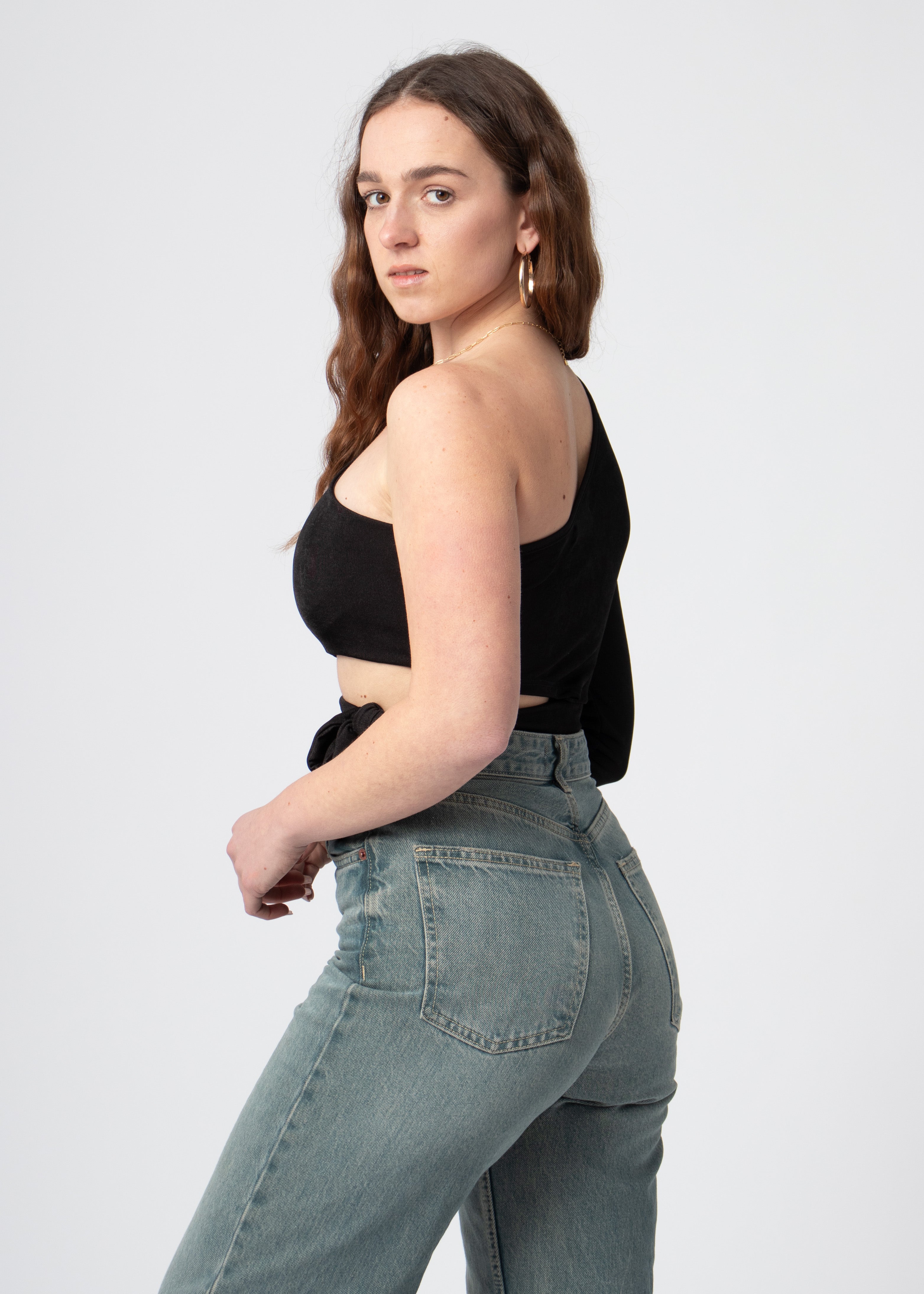 zwarte one shoulder top uitgesneden