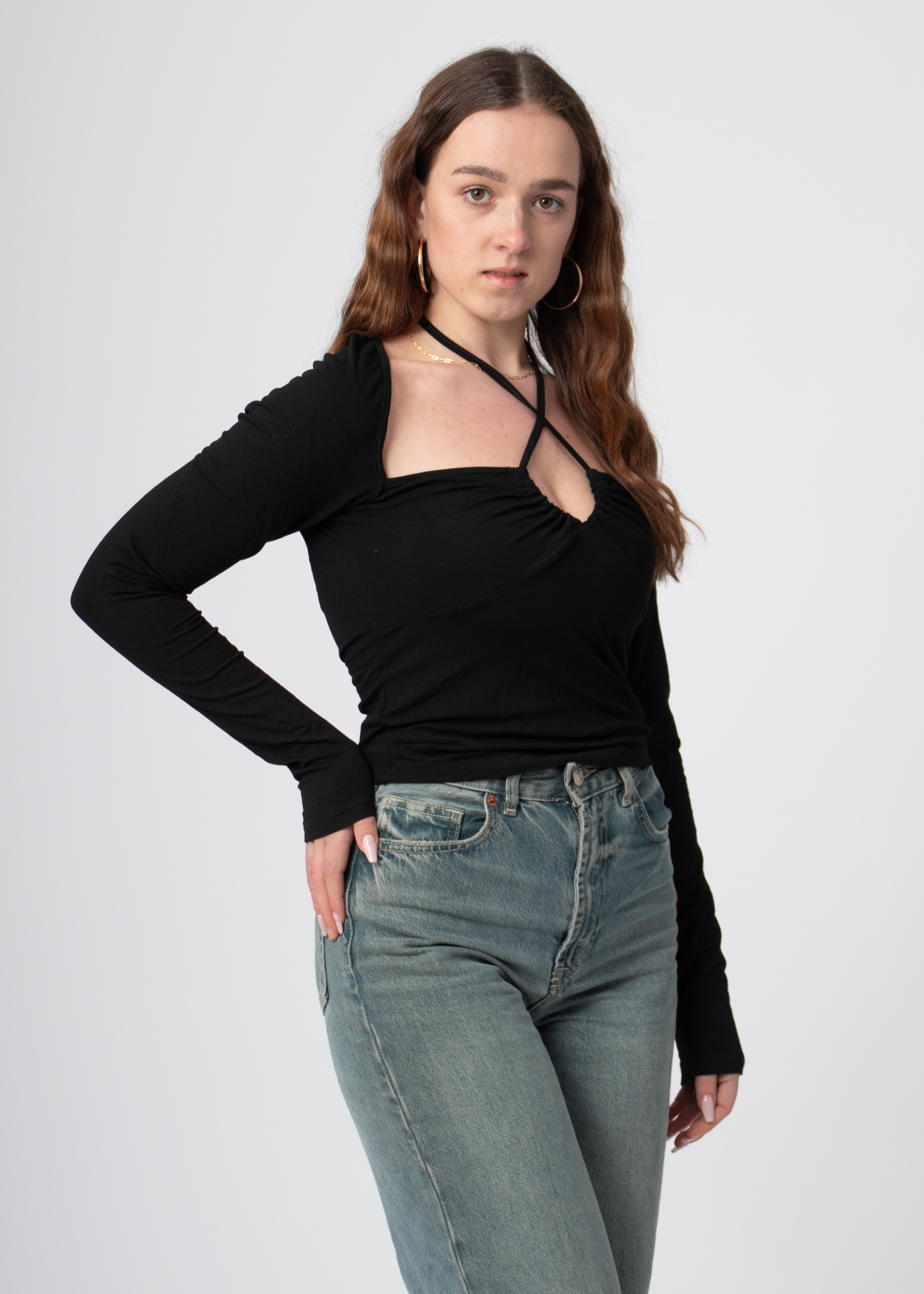 zwarte langemouwen top met gekruiste voorkant