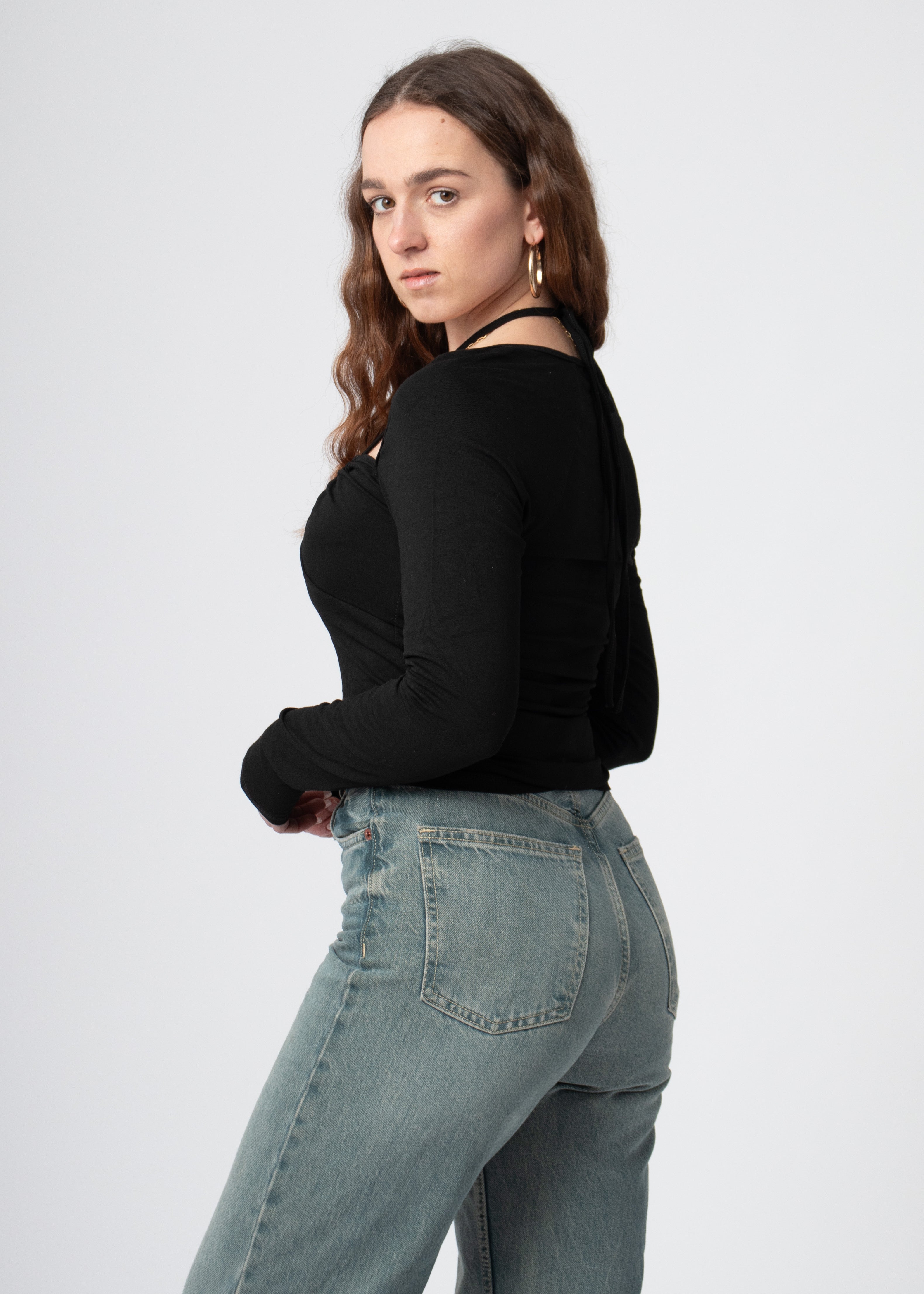 zwarte langemouwen top met gekruiste voorkant