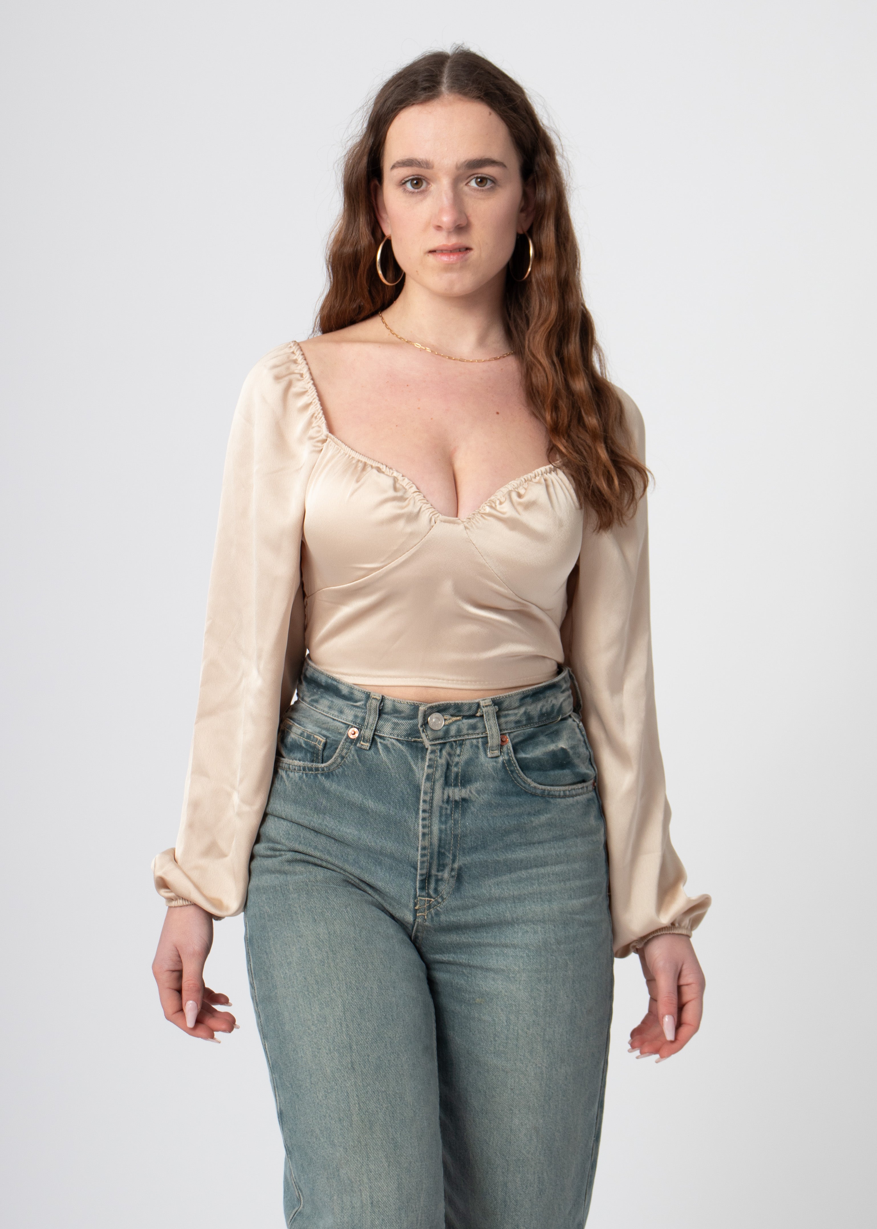 beige satijnen top met pofmouwen