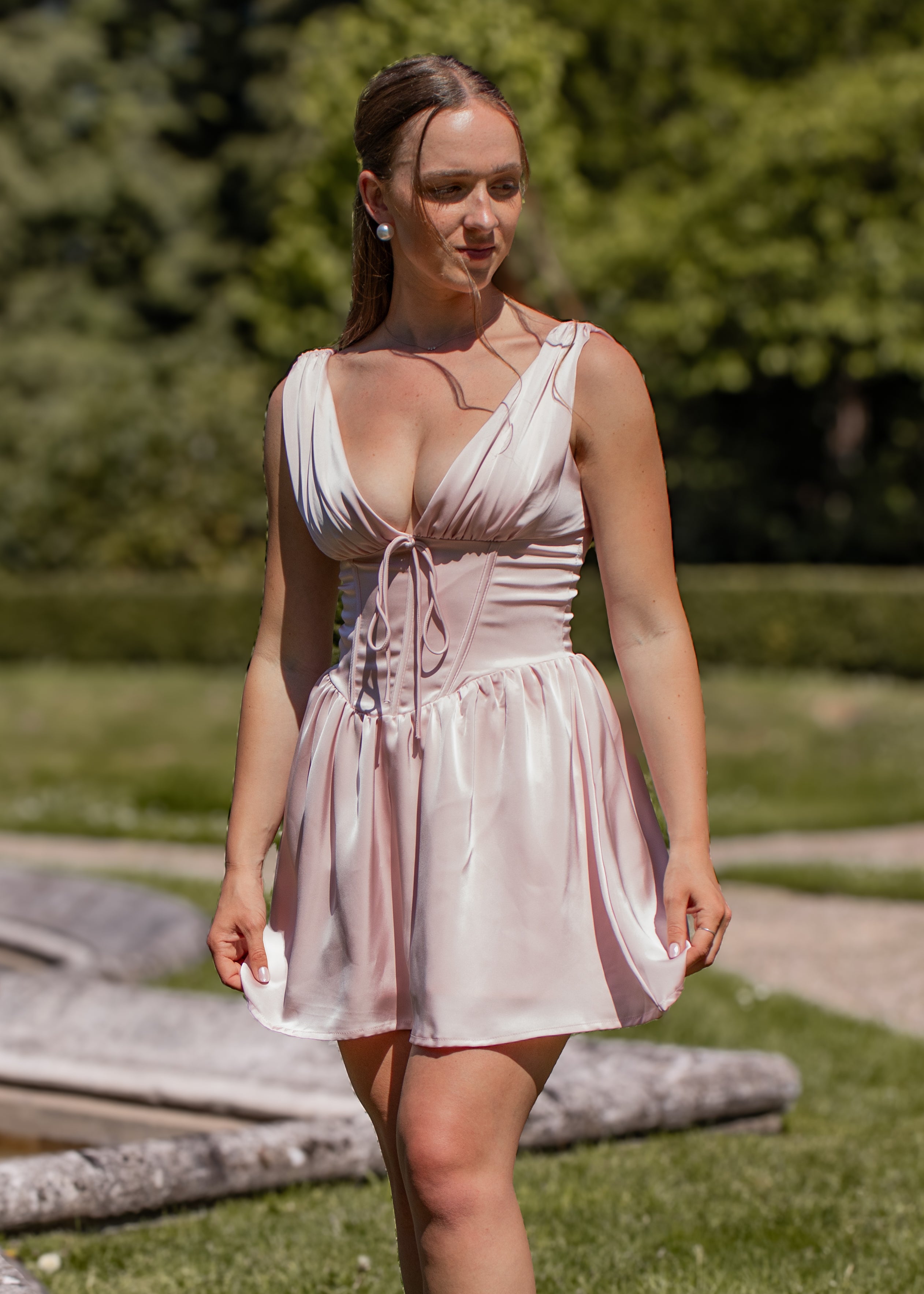 roze satijnen mini jurk met lage hals