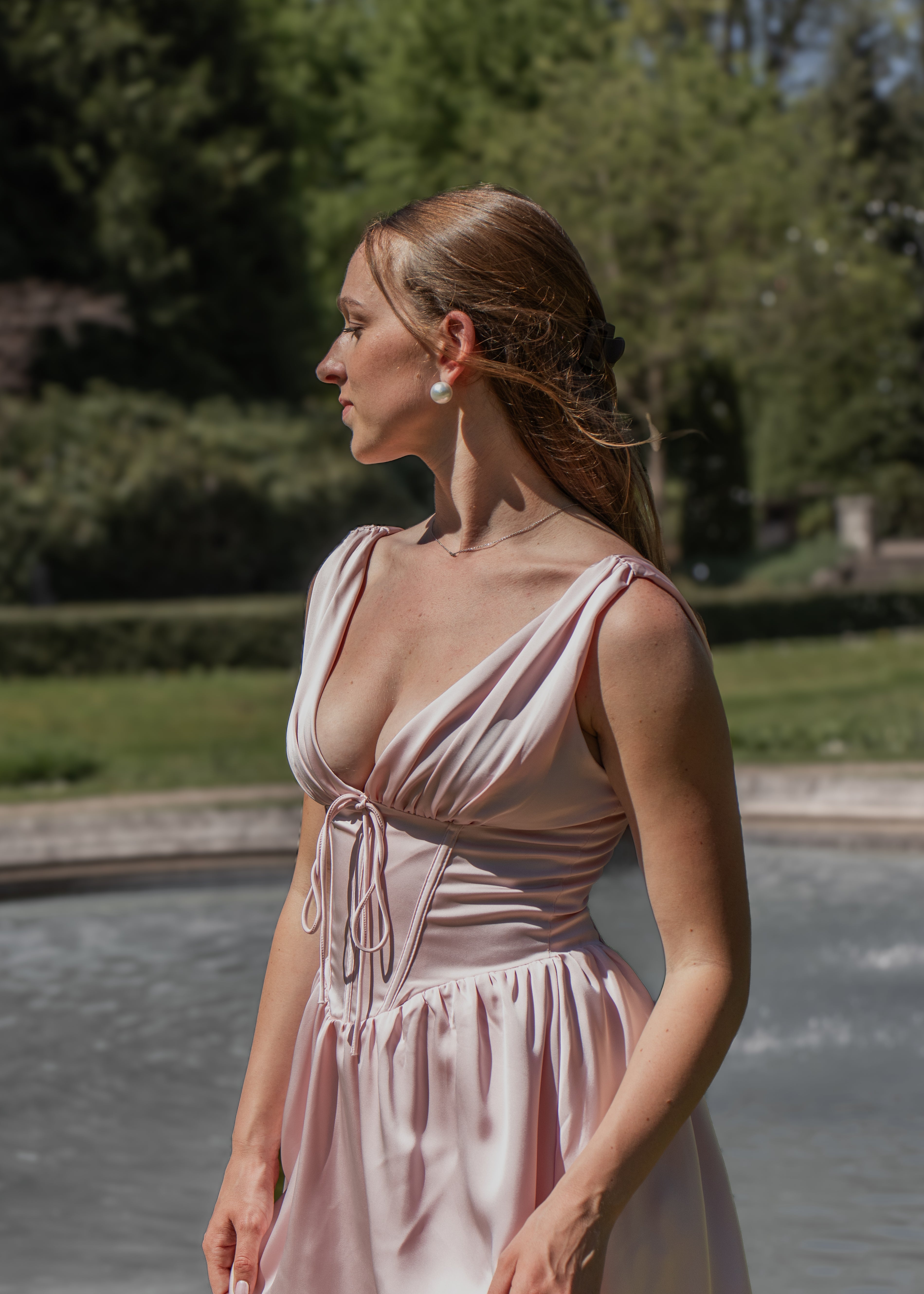 roze satijnen mini jurk met lage hals