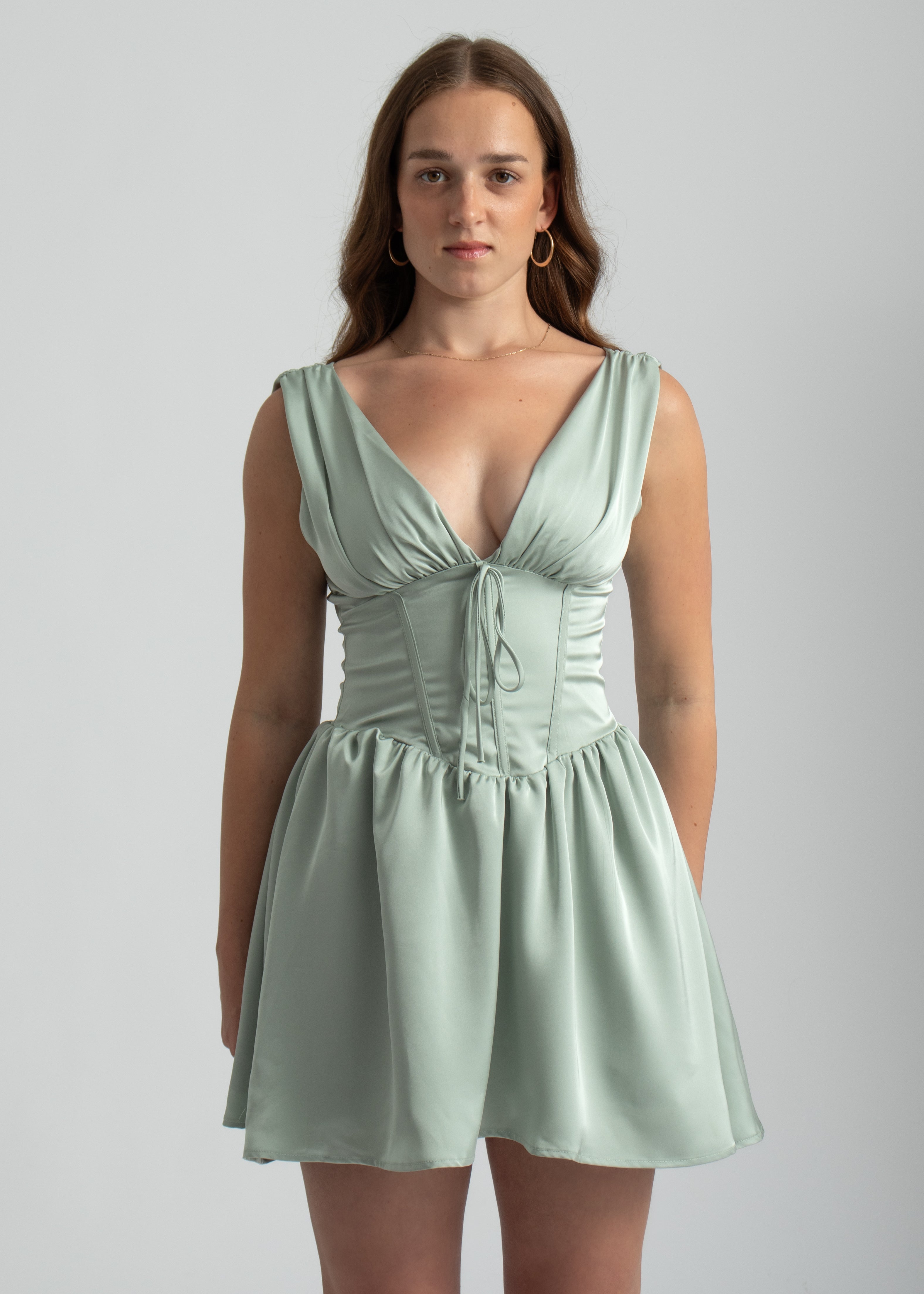 pistache mint satijnen mini jurk met lage hals