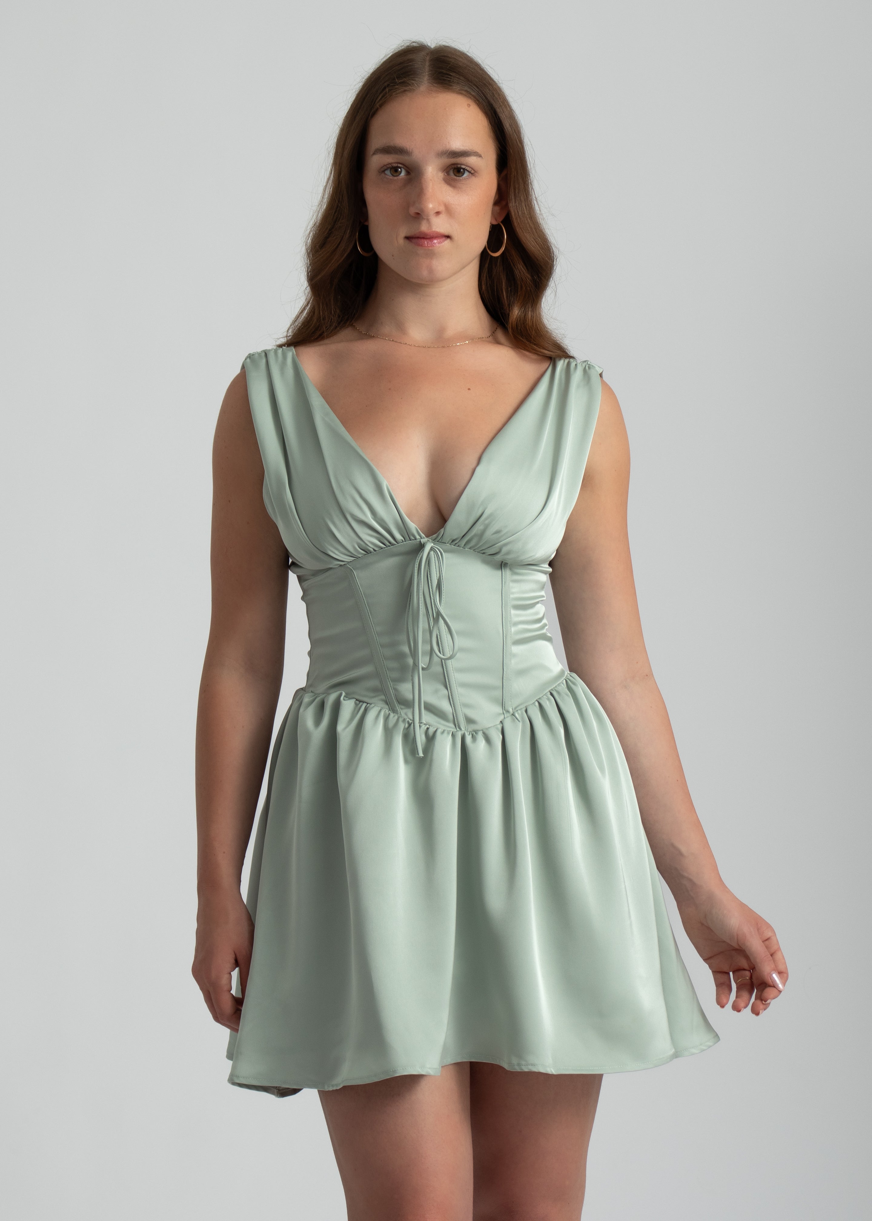 pistache mint satijnen mini jurk met lage hals