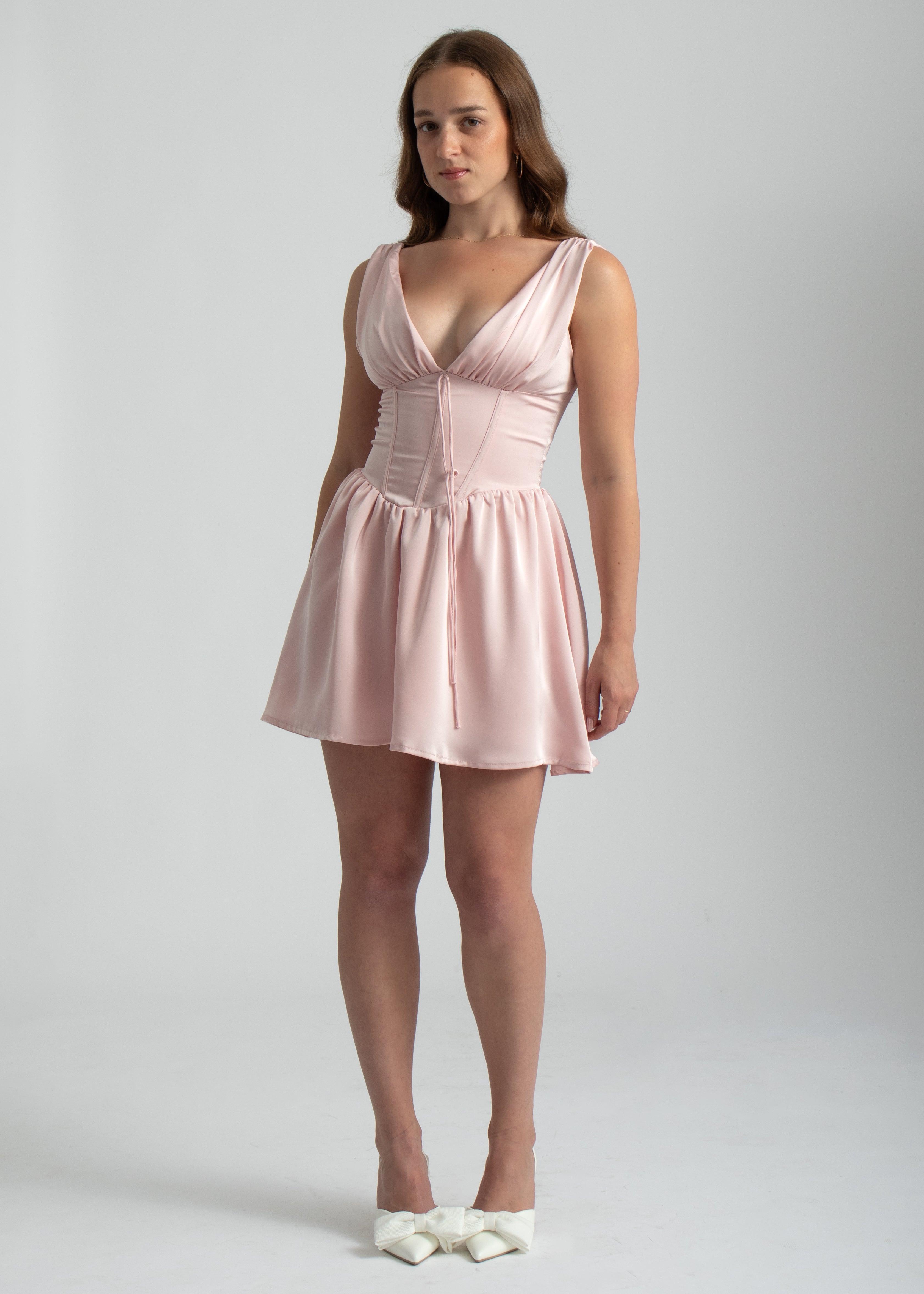 roze satijnen mini jurk met lage hals