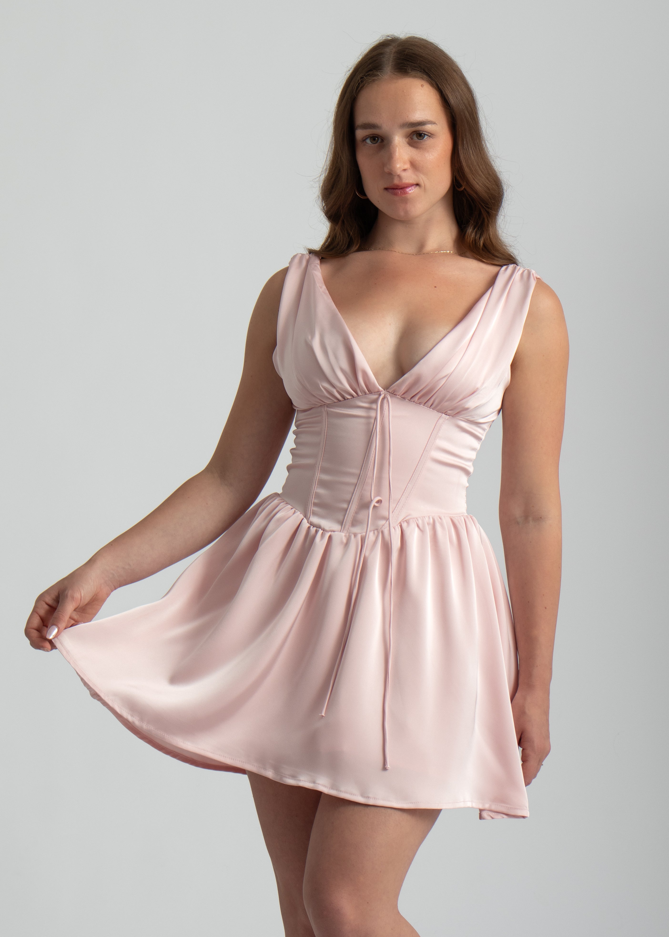 roze satijnen mini jurk met lage hals