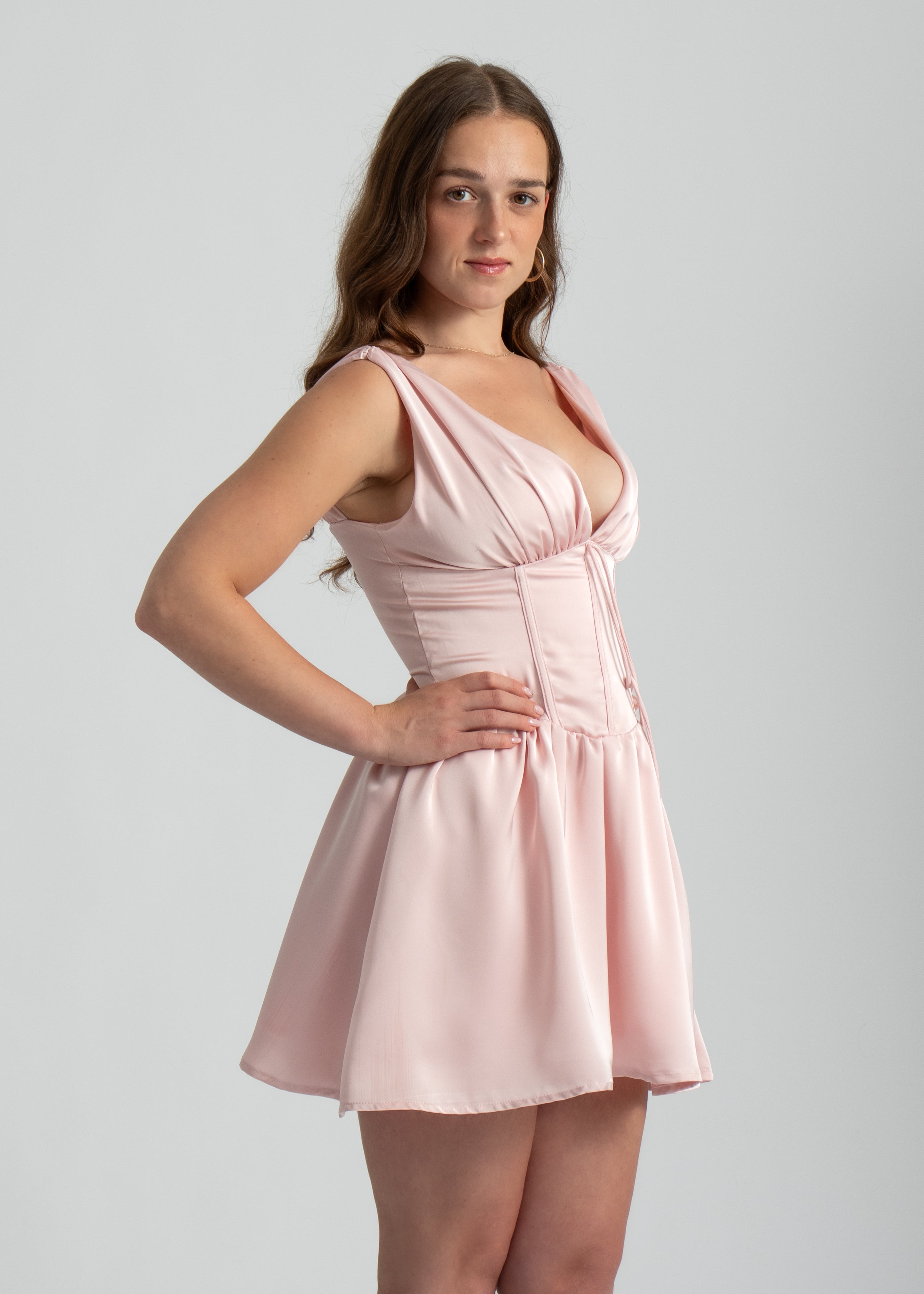 roze satijnen mini jurk met lage hals