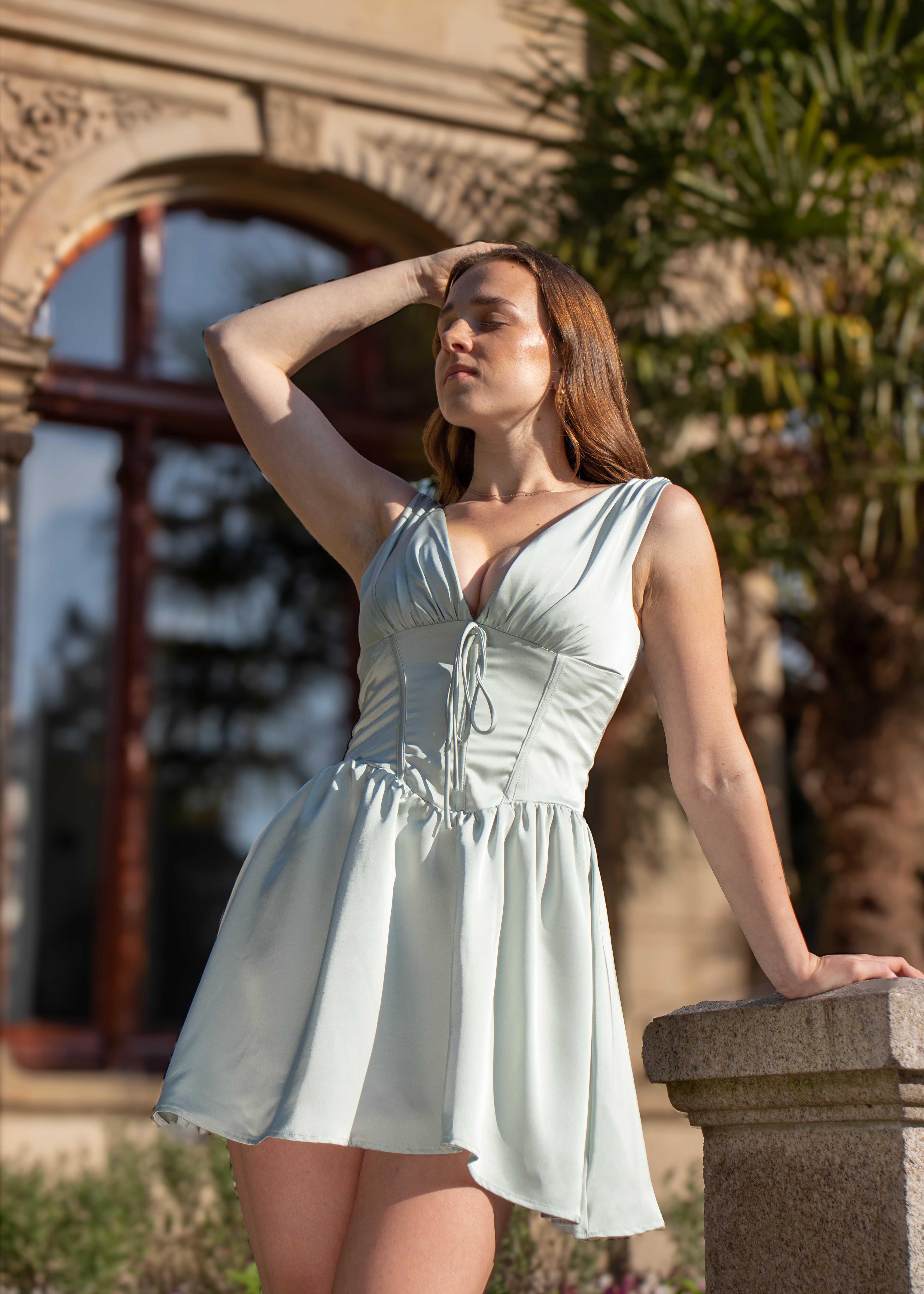 pistache mint satijnen mini jurk met lage hals