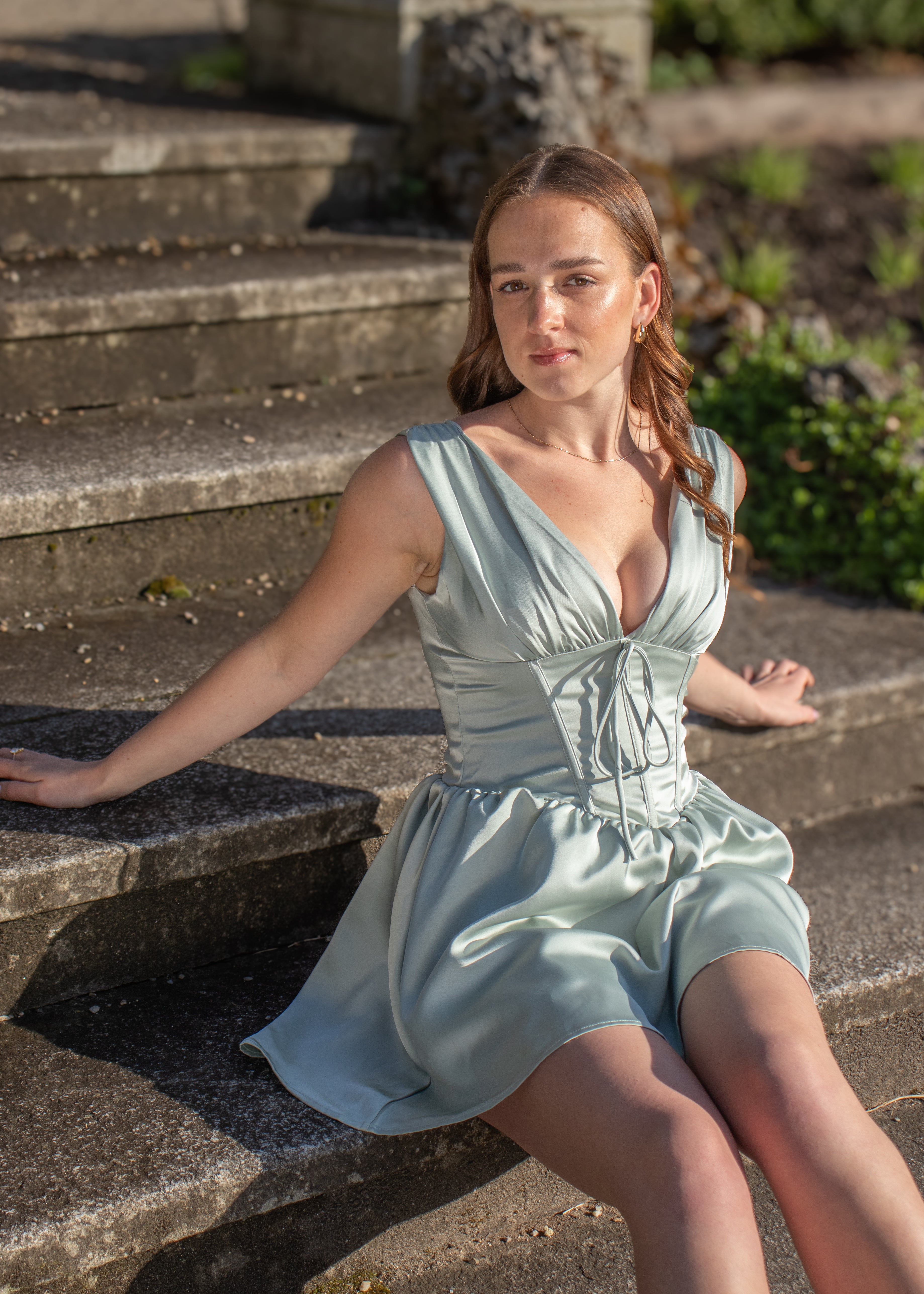 pistache mint satijnen mini jurk met lage hals